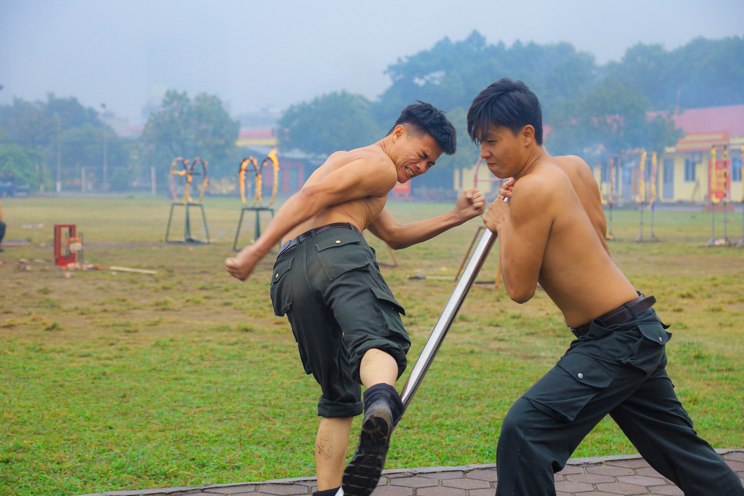 VIDEO: Nữ cảnh s&aacute;t cơ động kẹp đao v&agrave;o cổ, k&eacute;o &ocirc;t&ocirc;- Ảnh 7.