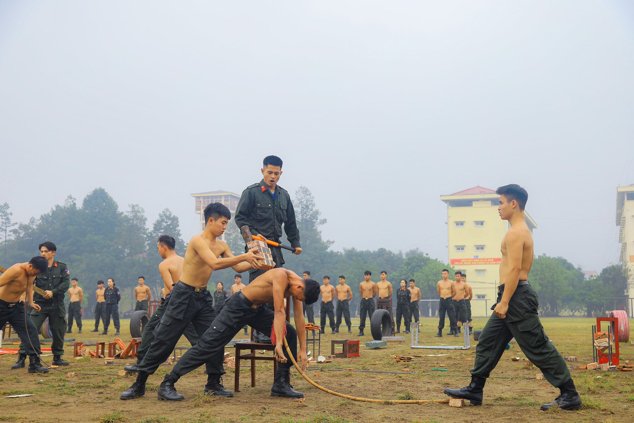 VIDEO: Nữ cảnh s&aacute;t cơ động kẹp đao v&agrave;o cổ, k&eacute;o &ocirc;t&ocirc;- Ảnh 6.