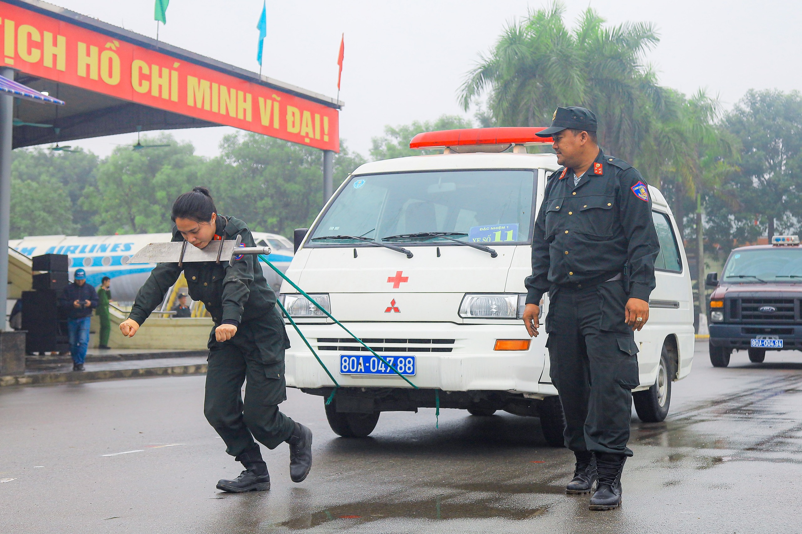 VIDEO: Nữ cảnh s&aacute;t cơ động kẹp đao v&agrave;o cổ, k&eacute;o &ocirc;t&ocirc;- Ảnh 11.