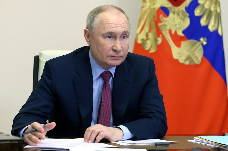 &Ocirc;ng Putin tuy&ecirc;n bố trừng phạt Ukraine, Tổng thống Zelensky phản đ&ograve;n- Ảnh 1.