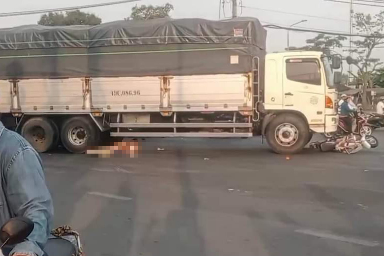 2 cụ b&agrave; tử vong trong vụ tai nạn giao th&ocirc;ng nghi&ecirc;m trọng ở huyện B&igrave;nh Ch&aacute;nh- Ảnh 1.