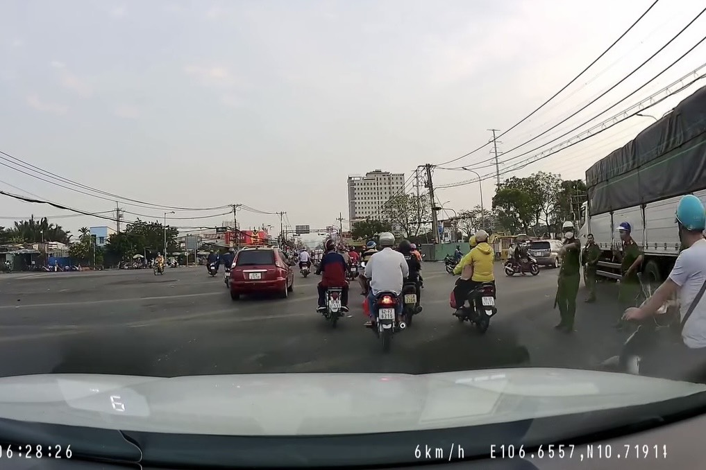 2 cụ b&agrave; tử vong trong vụ tai nạn giao th&ocirc;ng nghi&ecirc;m trọng ở huyện B&igrave;nh Ch&aacute;nh- Ảnh 2.