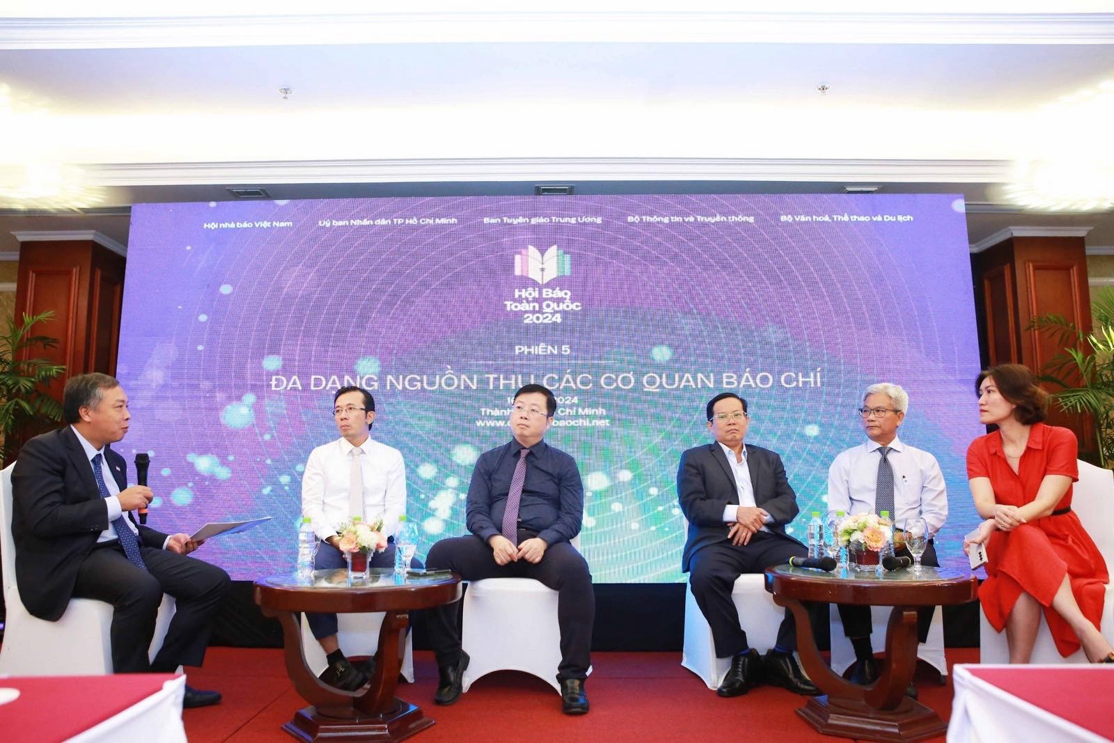 Nguồn thu và bản quyền: 2 vấn đề trọng yếu của báo chí- Ảnh 1.