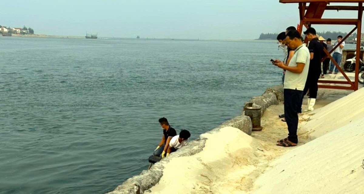 Li&ecirc;n tiếp ph&aacute;t hiện thi thể tr&ocirc;i dạt v&agrave;o bờ biển ở Quảng B&igrave;nh- Ảnh 1.
