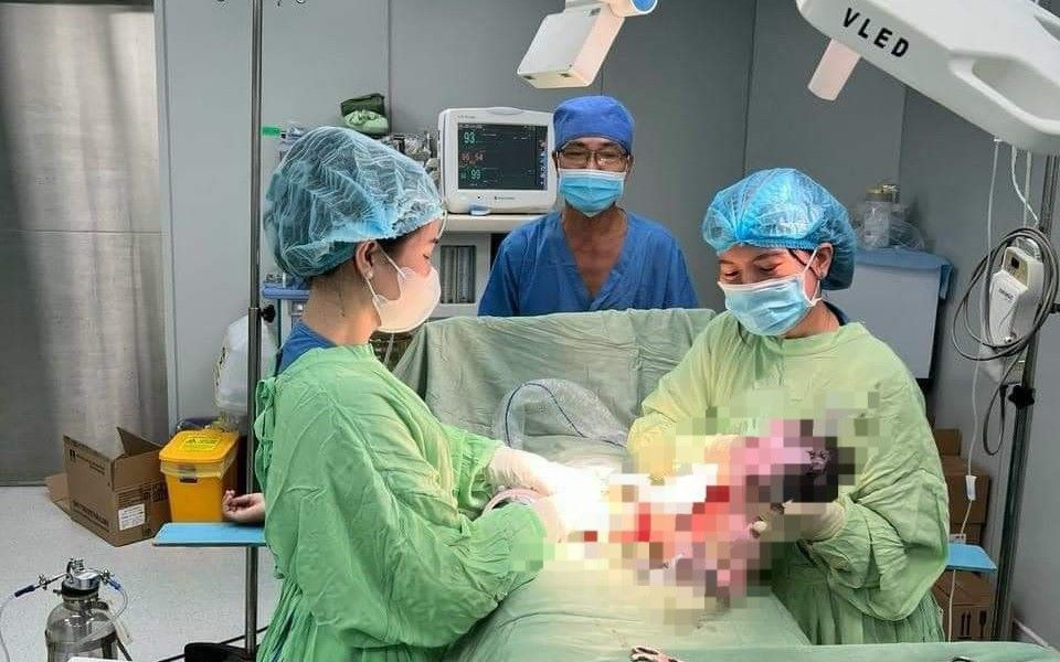 Bình Dương: Mổ cấp cứu cho người phụ nữ lớn tuổi mang tam thai tự nhiên
