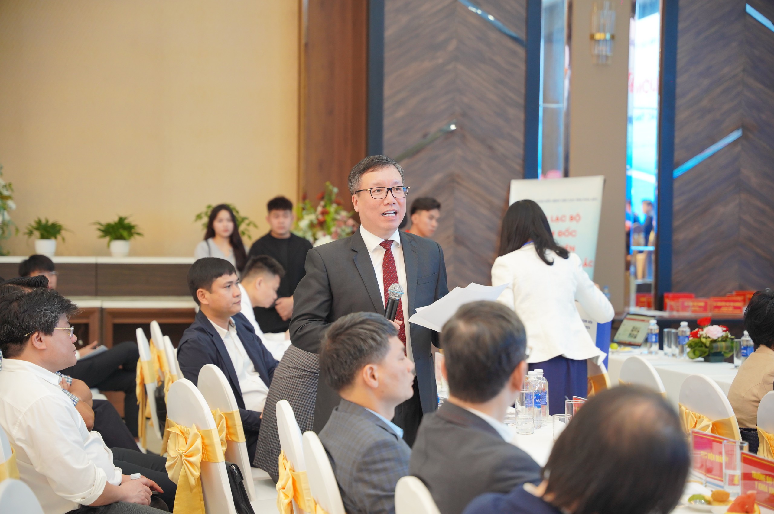 Đủ căn cứ để mua sắm, v&igrave; sao bệnh viện vẫn thiếu thuốc, vật tư?- Ảnh 1.