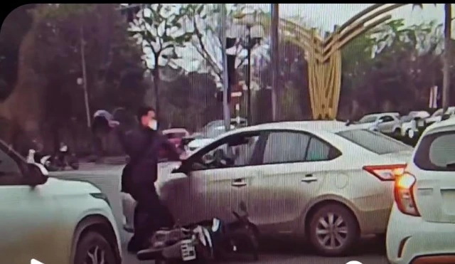 Từ vụ đập kính ô tô: Ứng xử như thế nào khi xảy ra va chạm giao thông?- Ảnh 1.