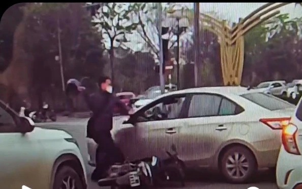 Từ vụ đập kính ô tô: Ứng xử như thế nào khi xảy ra va chạm giao thông?