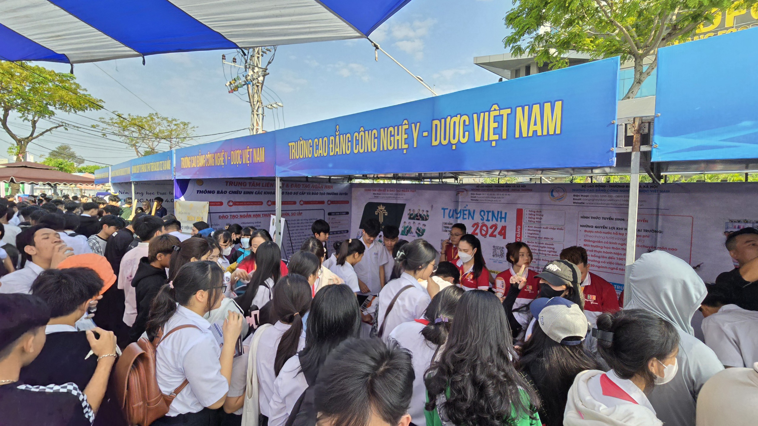 Hơn 4.500 người ở Đ&agrave; Nẵng được tư vấn tuyển sinh, gi&aacute;o dục nghề nghiệp- Ảnh 1.