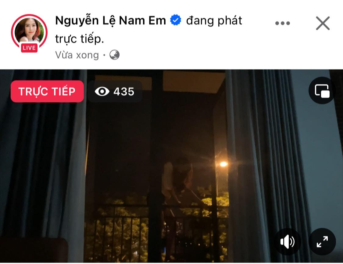Nam Em g&acirc;y sốc với cảnh leo ra ban c&ocirc;ng l&uacute;c đang livestream- Ảnh 1.