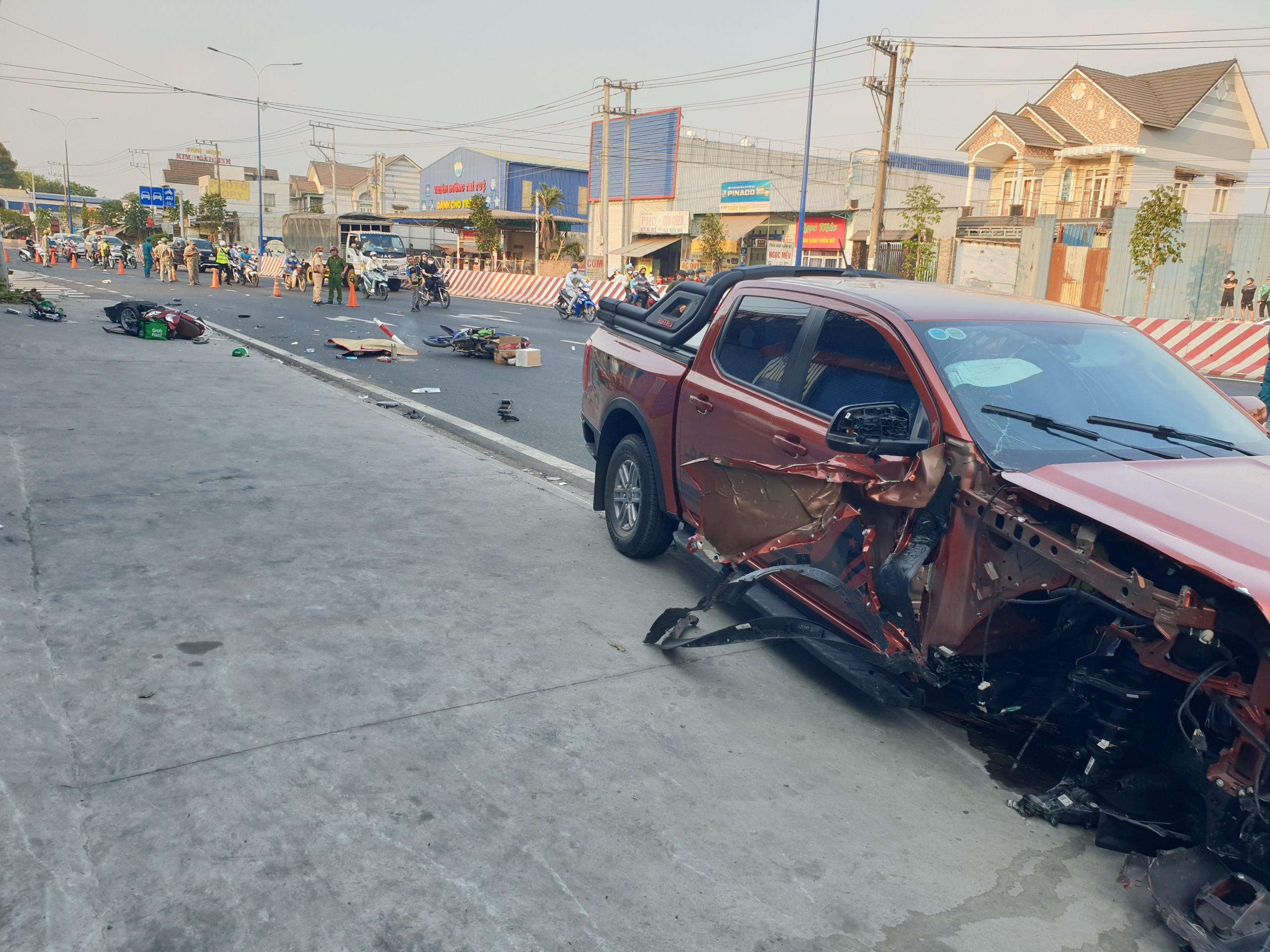 B&igrave;nh Dương: Xe b&aacute;n tải t&ocirc;ng h&agrave;ng loạt xe m&aacute;y, 4 người thương vong- Ảnh 3.