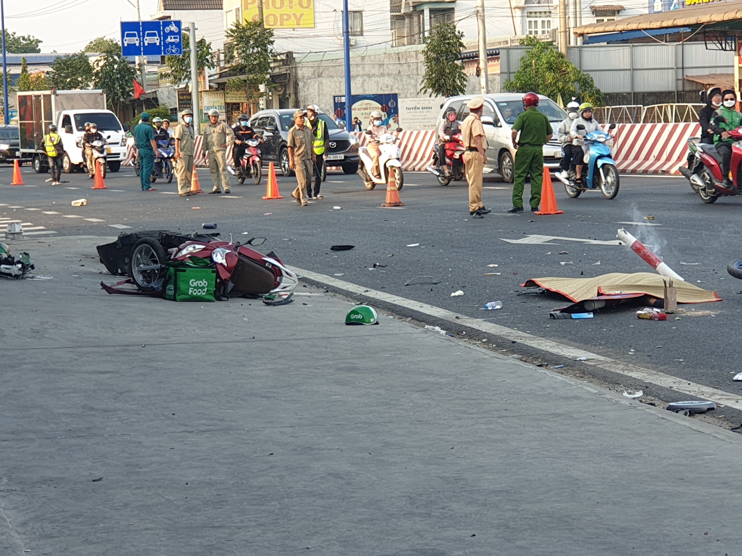 B&igrave;nh Dương: Xe b&aacute;n tải t&ocirc;ng h&agrave;ng loạt xe m&aacute;y, 4 người thương vong- Ảnh 4.