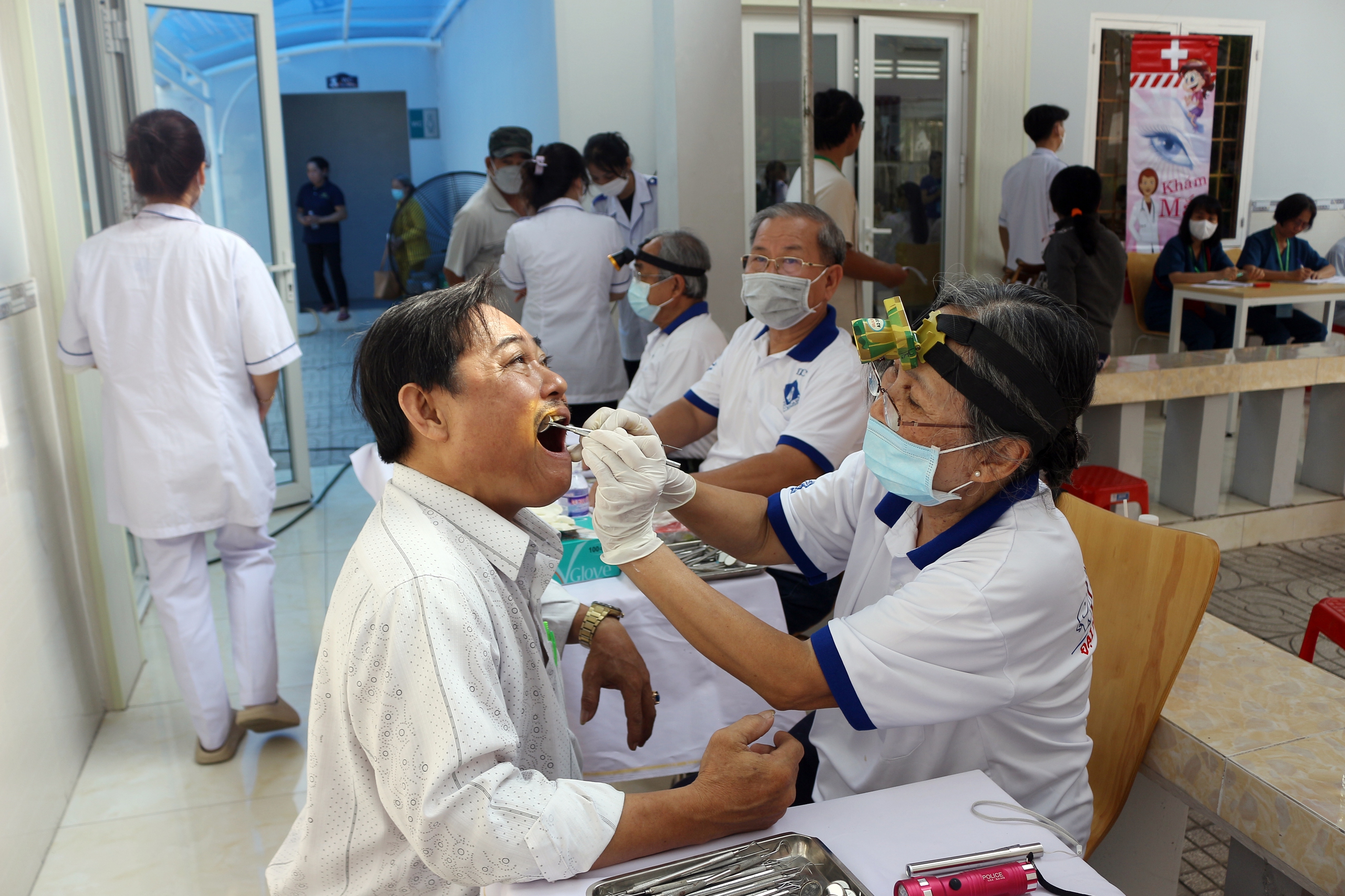 Kh&aacute;m bệnh v&agrave; cấp thuốc miễn ph&iacute; cho hơn 2.500 người- Ảnh 11.