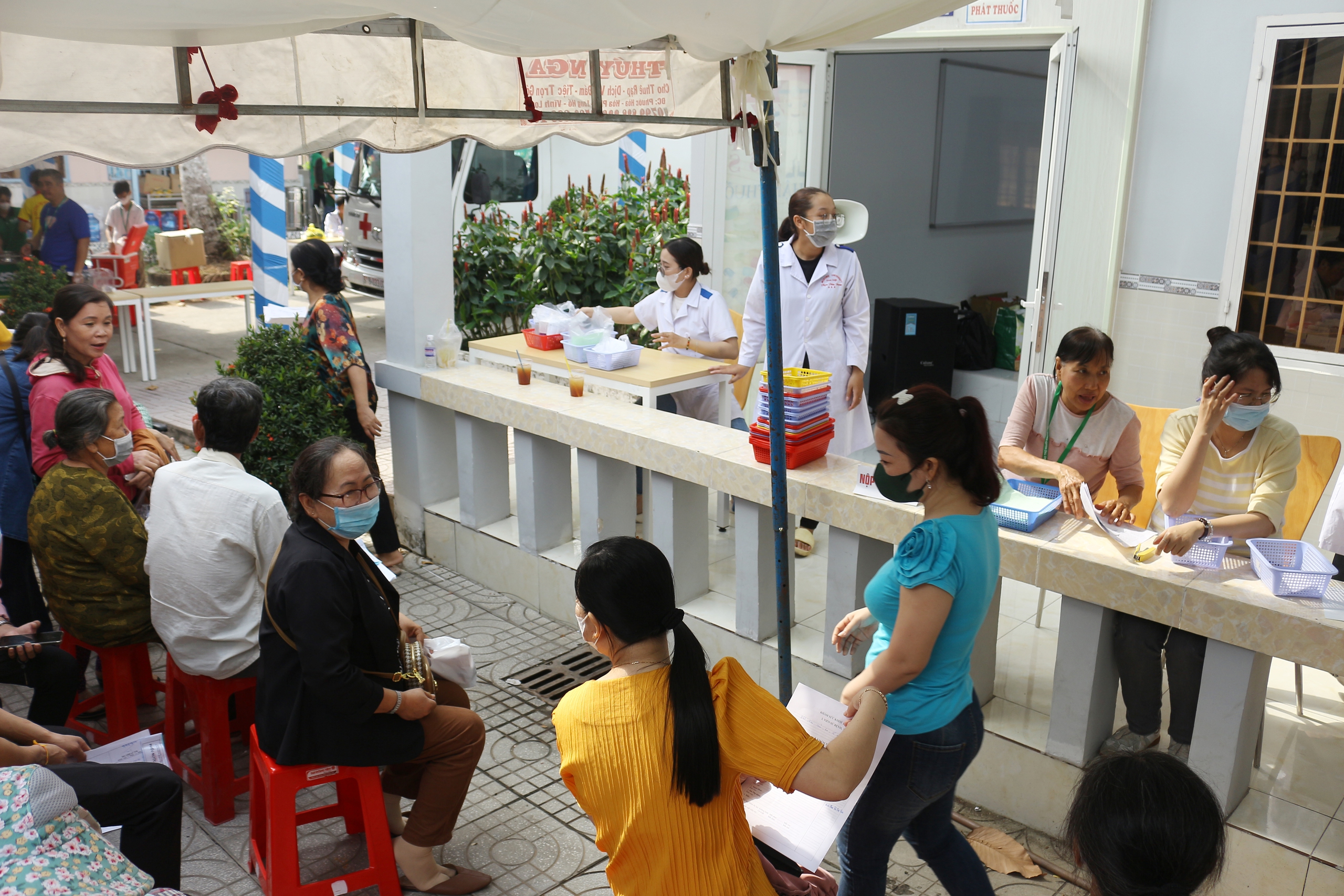 Kh&aacute;m bệnh v&agrave; cấp thuốc miễn ph&iacute; cho hơn 2.500 người- Ảnh 12.