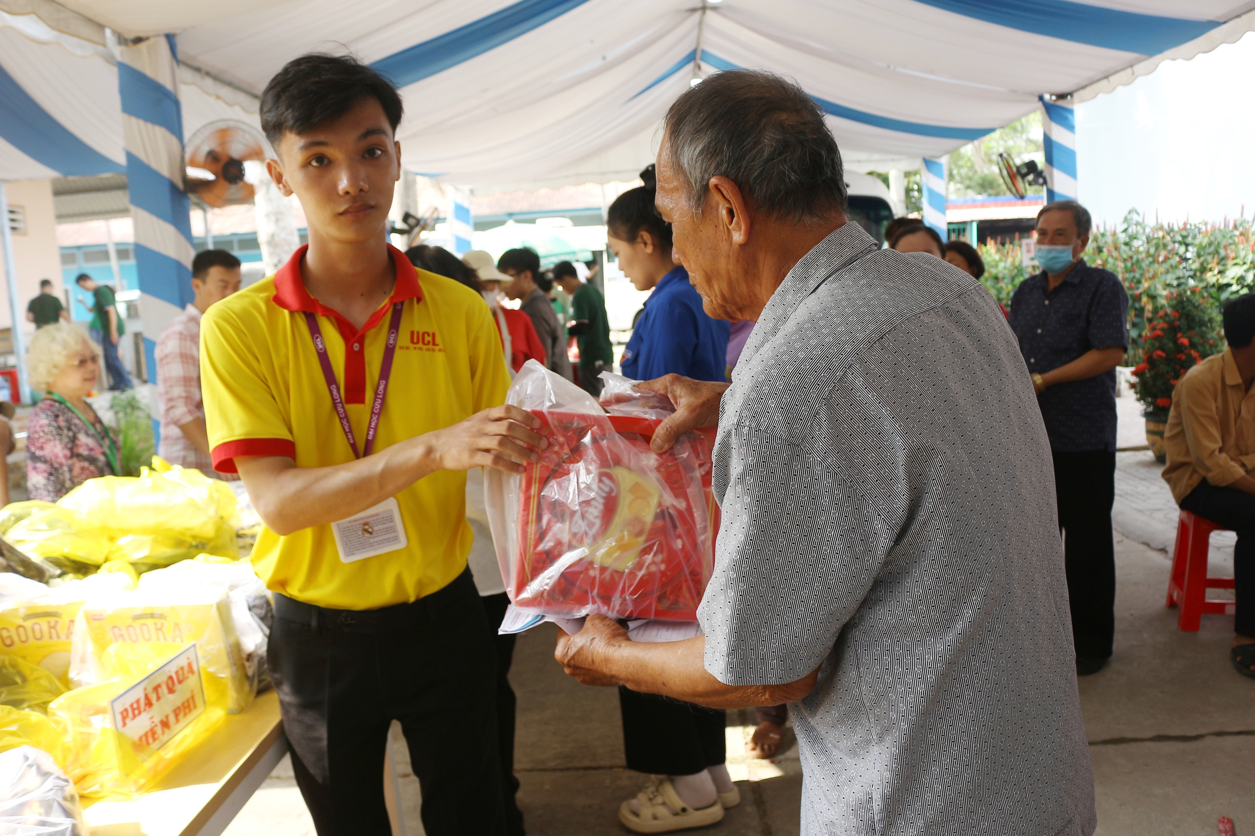 Kh&aacute;m bệnh v&agrave; cấp thuốc miễn ph&iacute; cho hơn 2.500 người- Ảnh 14.