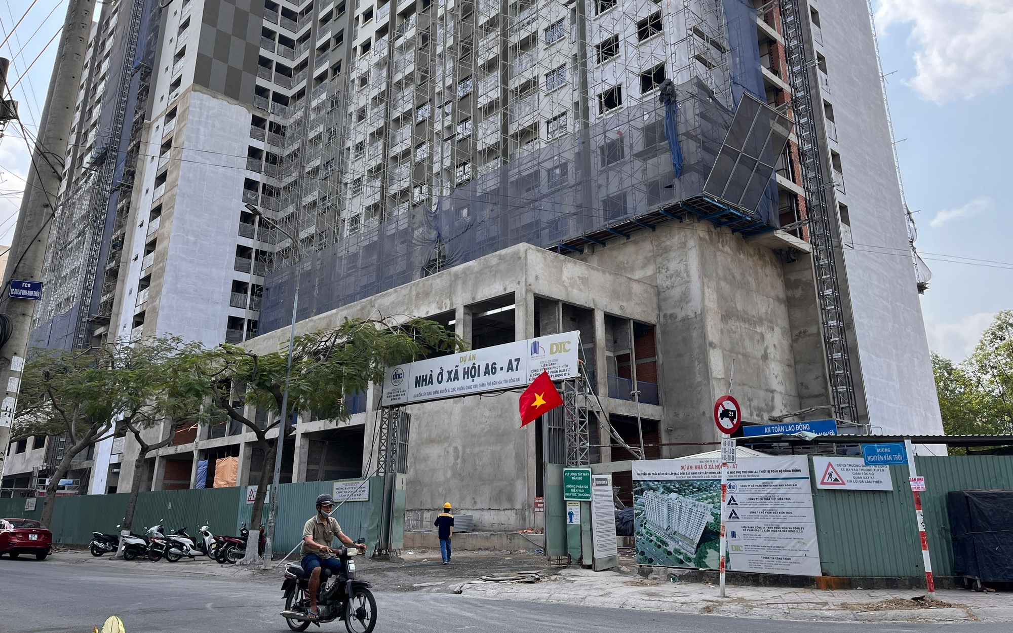 X&acirc;y nh&agrave; ở x&atilde; hội v&agrave;o đường chạy 