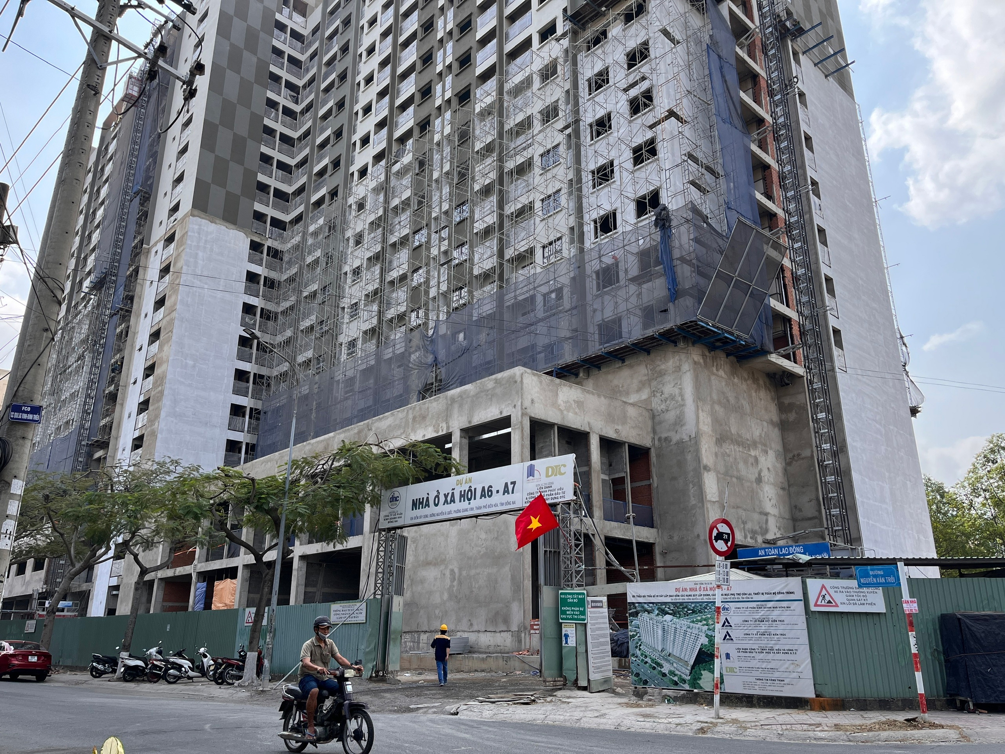 Xây nhà ở xã hội vào đường chạy
