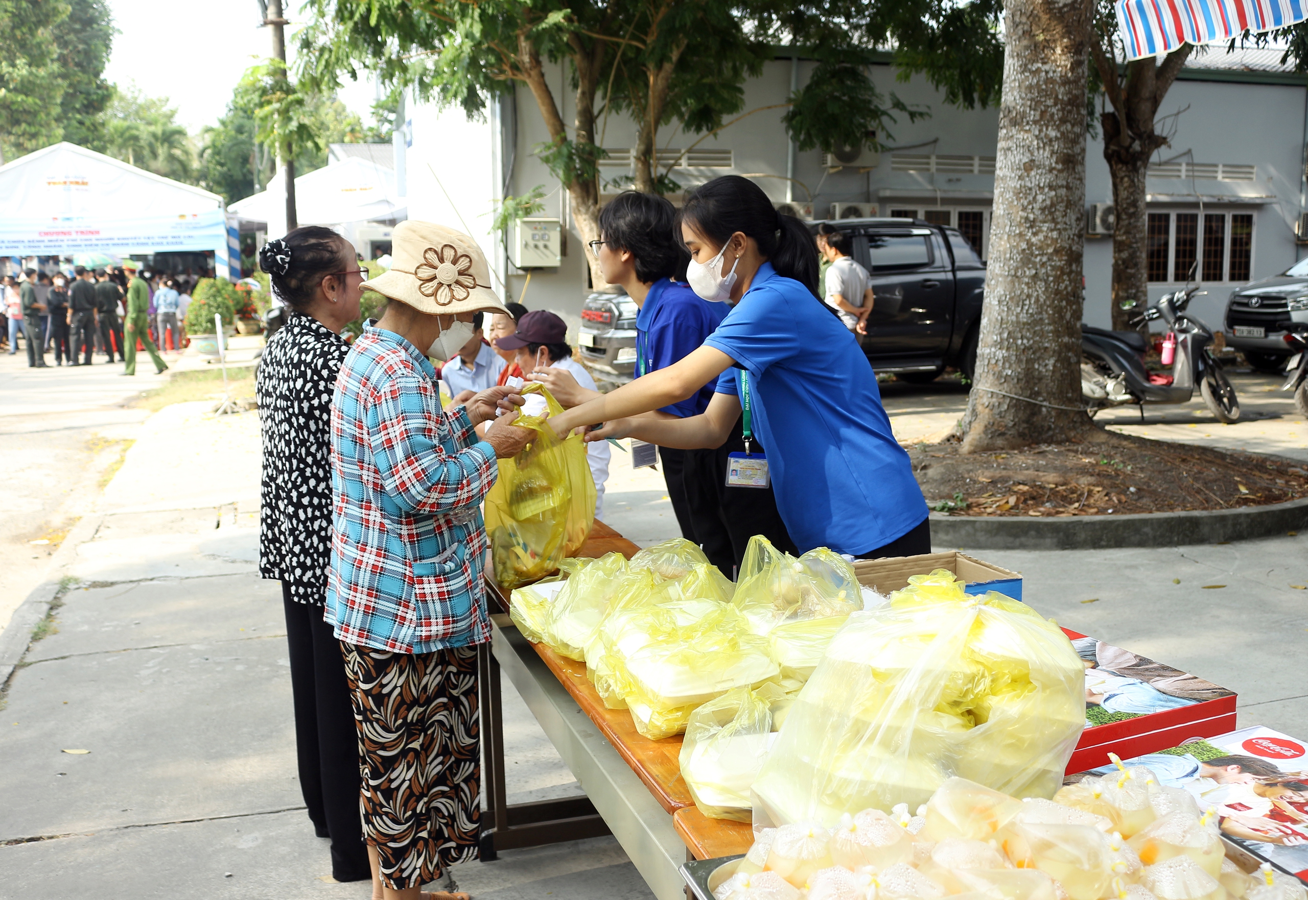 Kh&aacute;m bệnh v&agrave; cấp thuốc miễn ph&iacute; cho hơn 2.500 người- Ảnh 15.