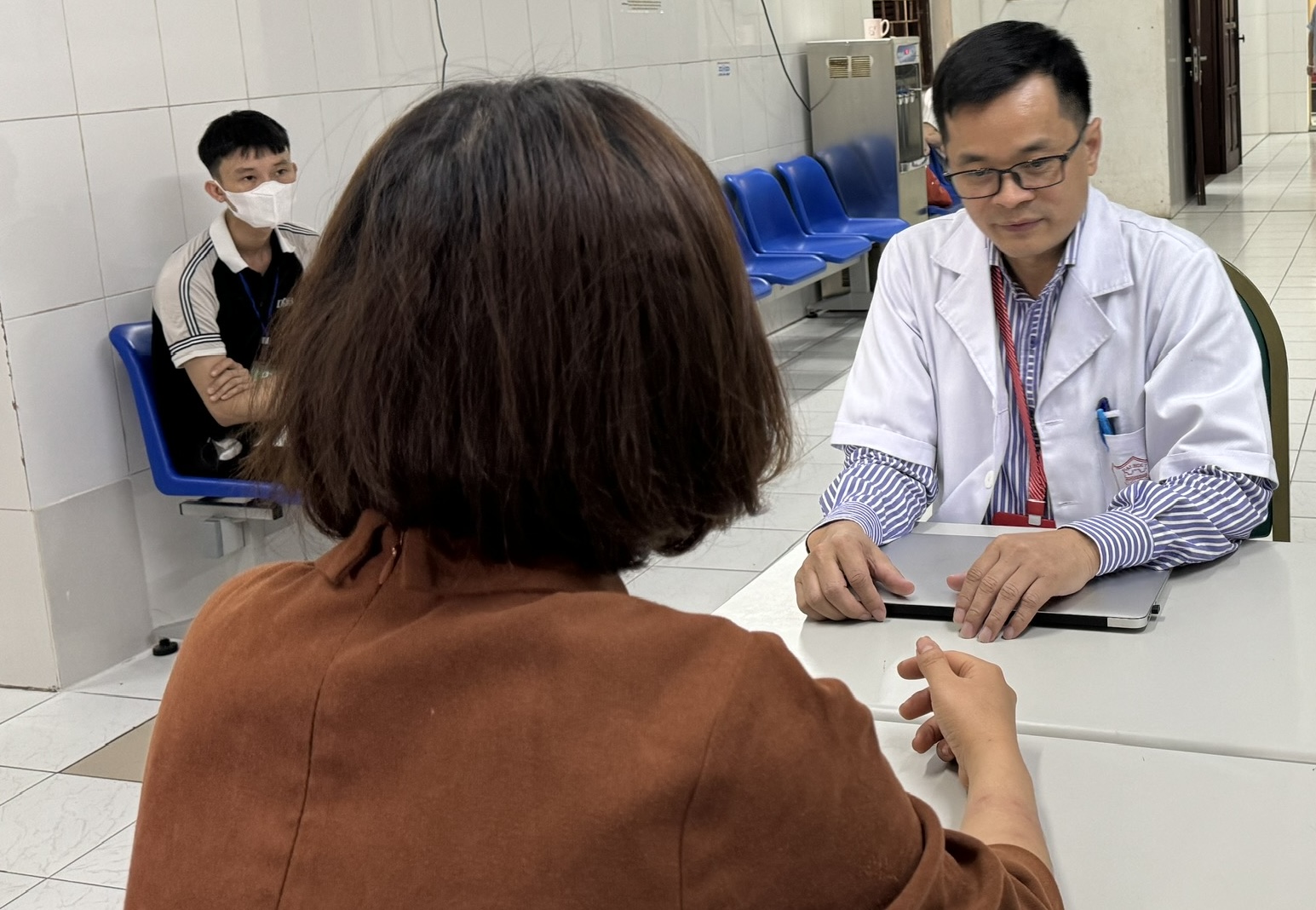 Thiếu nữ tự l&agrave;m hại bản th&acirc;n để thu h&uacute;t sự ch&uacute; &yacute;- Ảnh 2.