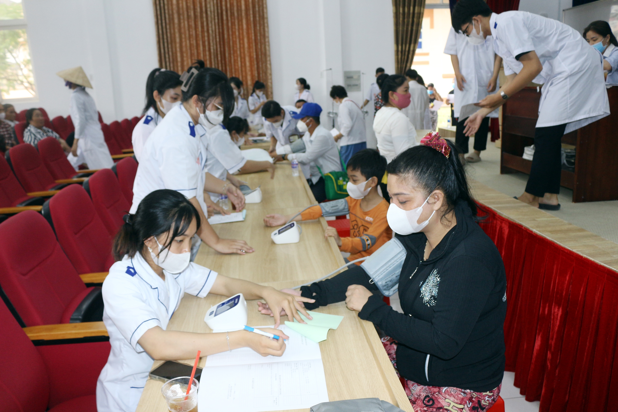 Kh&aacute;m bệnh v&agrave; cấp thuốc miễn ph&iacute; cho hơn 2.500 người- Ảnh 2.