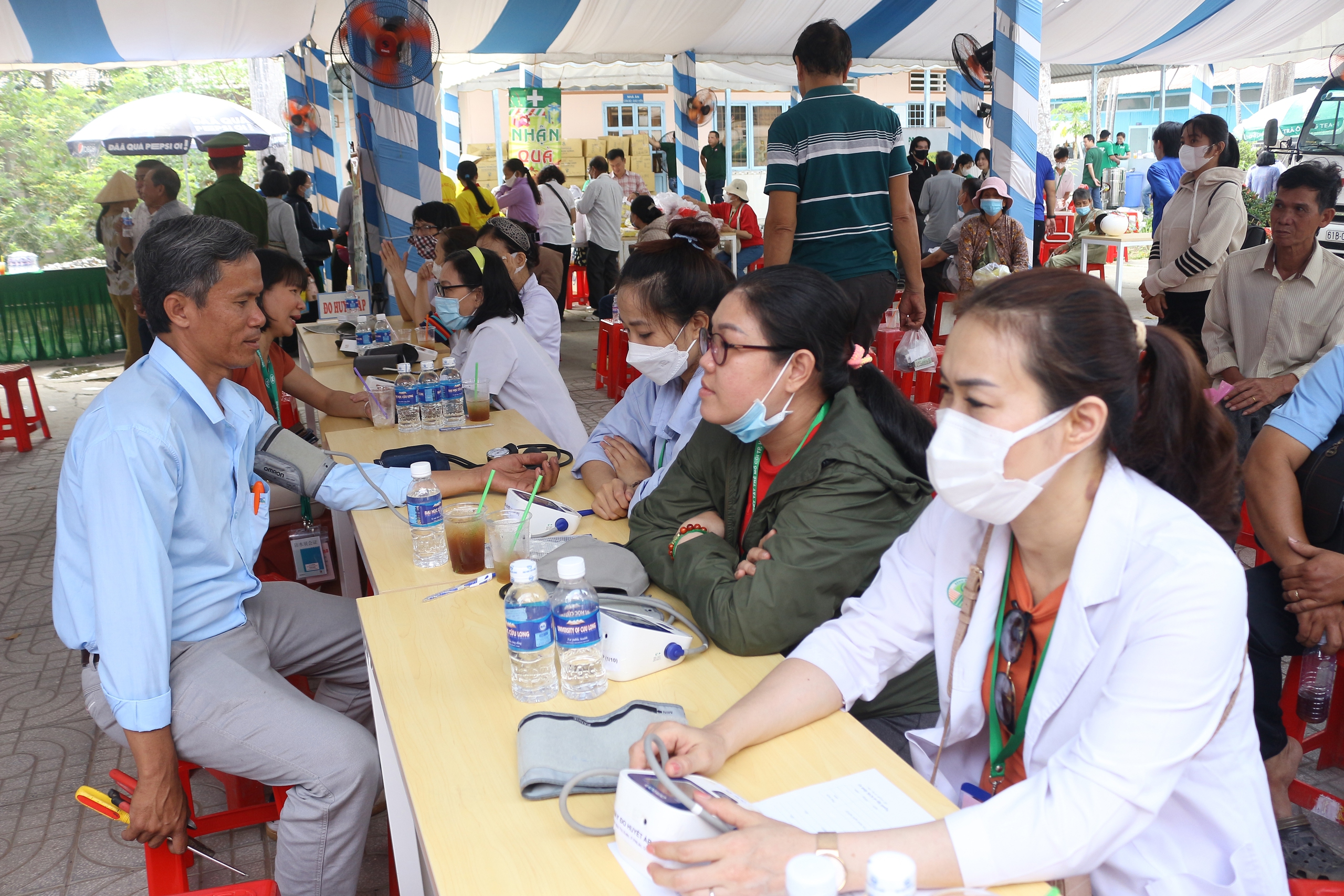 Kh&aacute;m bệnh v&agrave; cấp thuốc miễn ph&iacute; cho hơn 2.500 người- Ảnh 3.