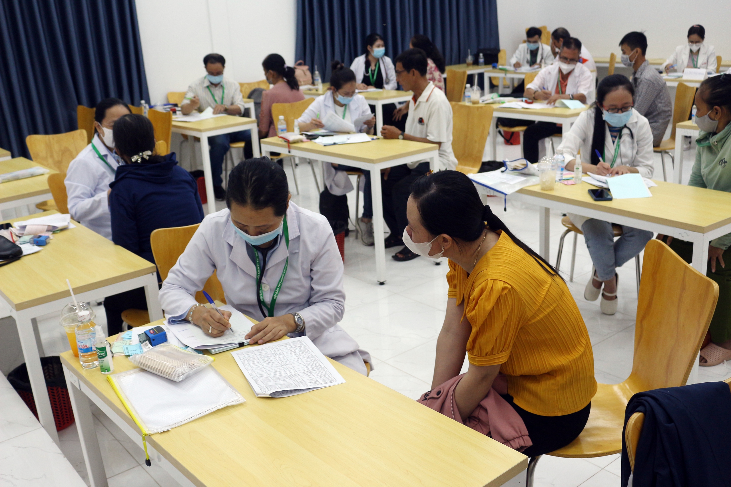 Kh&aacute;m bệnh v&agrave; cấp thuốc miễn ph&iacute; cho hơn 2.500 người- Ảnh 4.