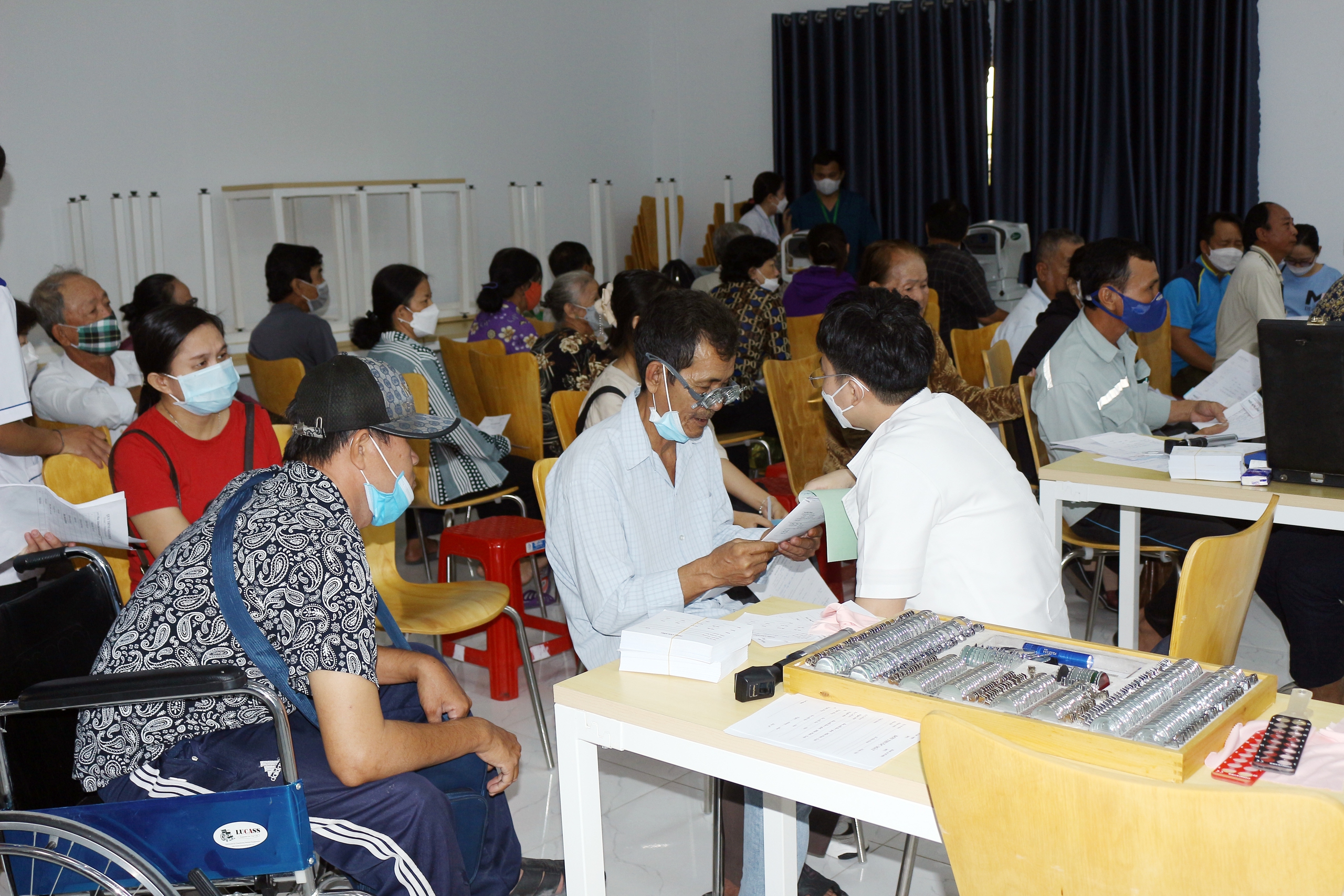 Kh&aacute;m bệnh v&agrave; cấp thuốc miễn ph&iacute; cho hơn 2.500 người- Ảnh 6.
