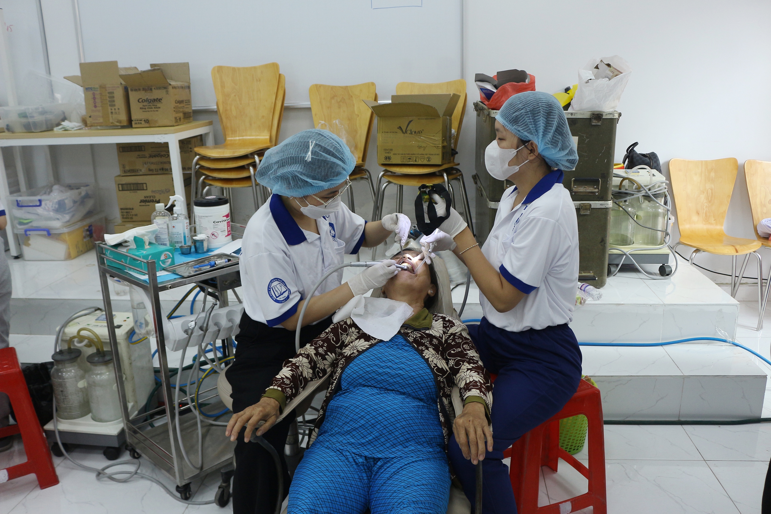 Kh&aacute;m bệnh v&agrave; cấp thuốc miễn ph&iacute; cho hơn 2.500 người- Ảnh 7.