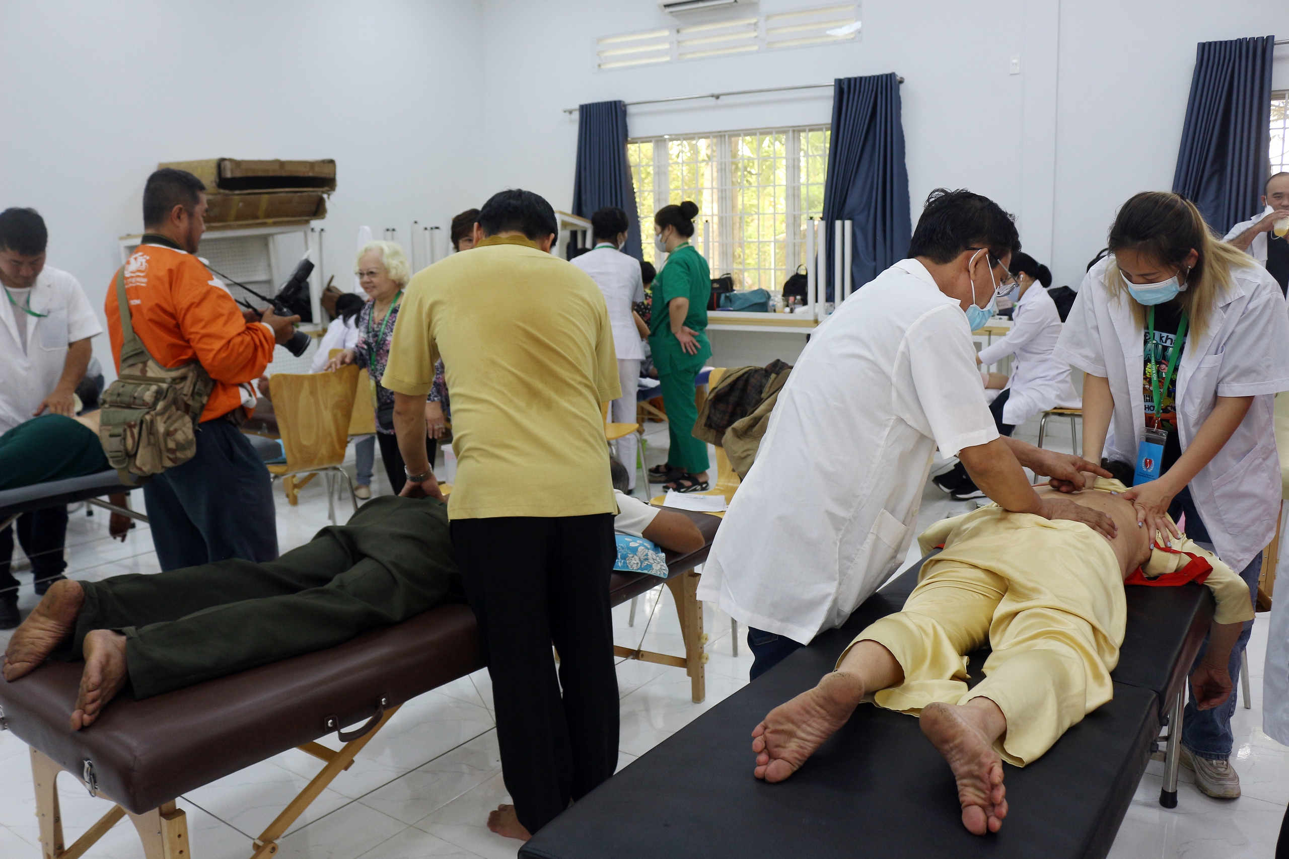 Kh&aacute;m bệnh v&agrave; cấp thuốc miễn ph&iacute; cho hơn 2.500 người- Ảnh 8.