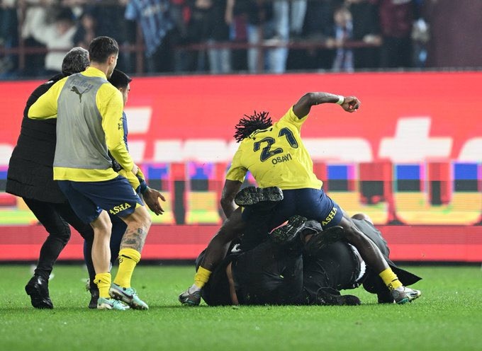 Cầu thủ Fenerbahce đ&aacute;nh nhau với CĐV, cả đội phải chạy v&agrave;o đường hầm- Ảnh 2.