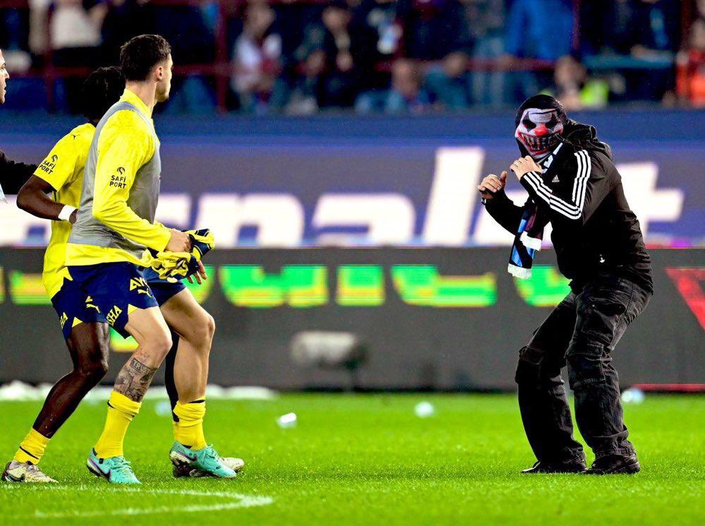 Cầu thủ Fenerbahce đ&aacute;nh nhau với CĐV, cả đội phải chạy v&agrave;o đường hầm- Ảnh 1.