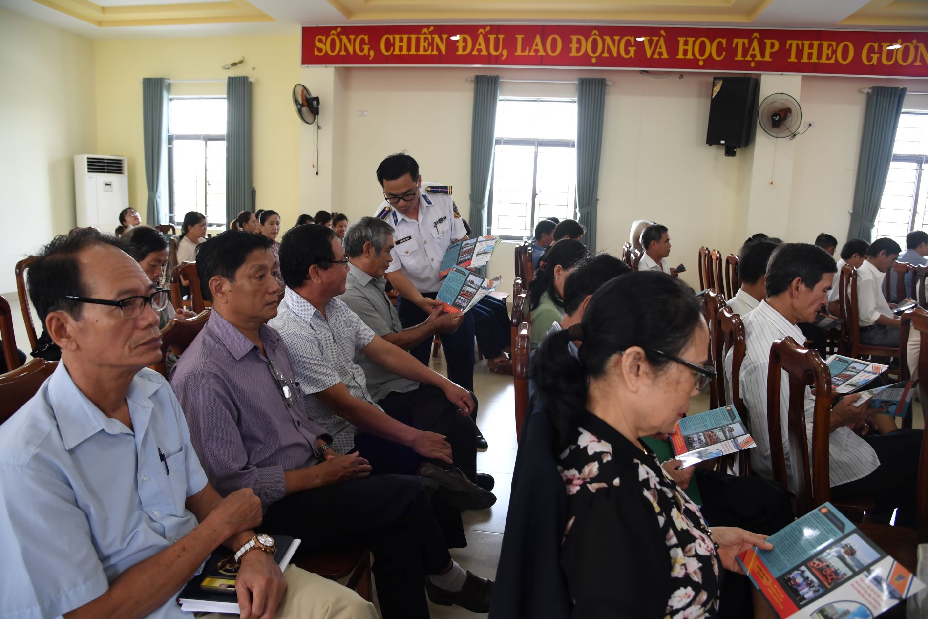 V&ugrave;ng Cảnh s&aacute;t biển 2 trao 30 suất qu&agrave; cho ngư d&acirc;n Đ&agrave; Nẵng- Ảnh 1.