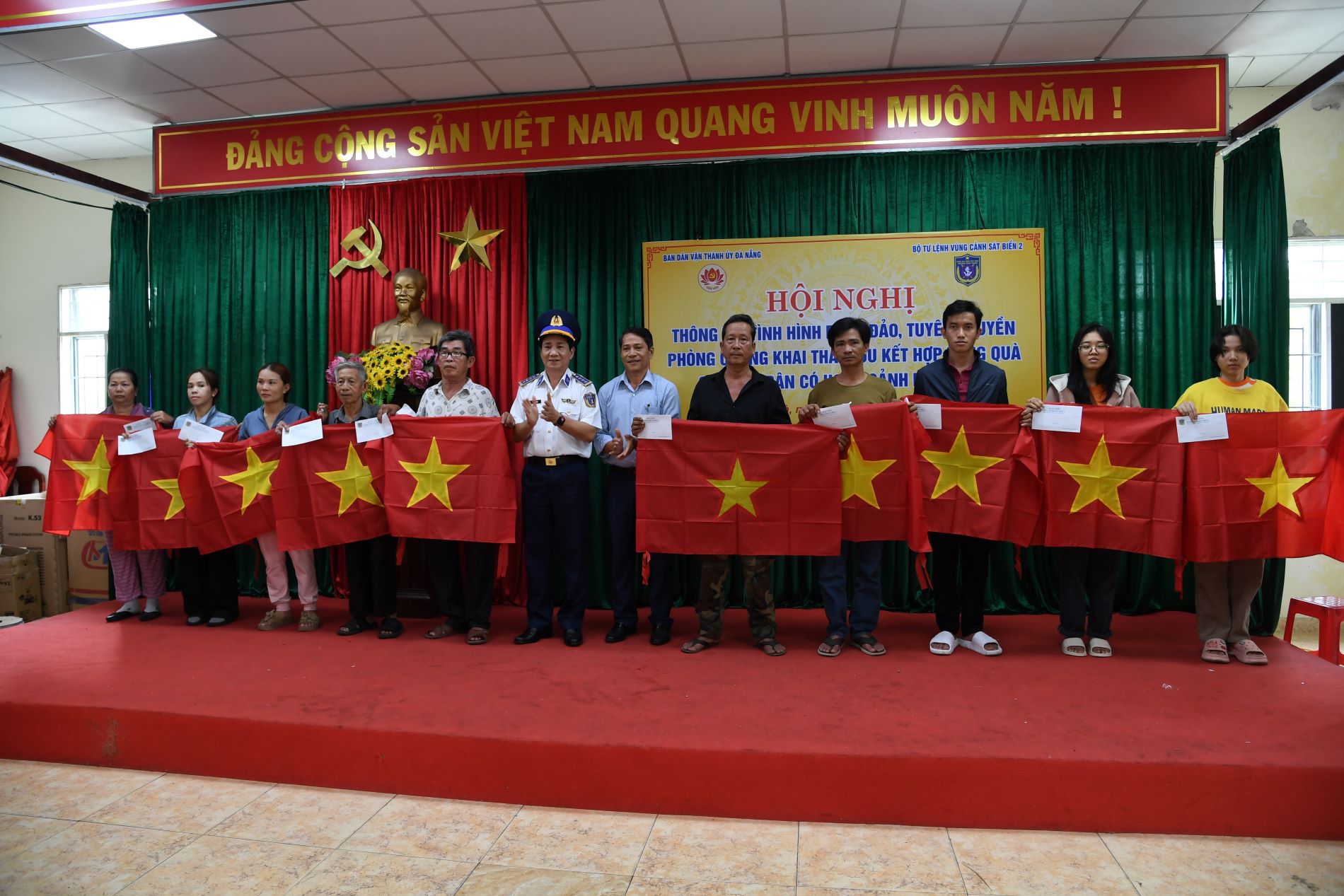 V&ugrave;ng Cảnh s&aacute;t biển 2 trao 30 suất qu&agrave; cho ngư d&acirc;n Đ&agrave; Nẵng- Ảnh 2.