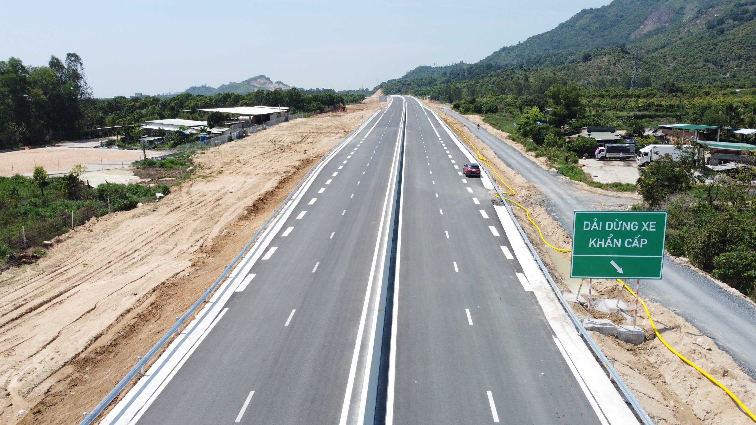 Đường hẹp, thiếu l&agrave;n dừng khẩn cấp suốt tuyến n&ecirc;n nhiều tuyến cao tốc kh&ocirc;ng bảo đảm an to&agrave;n lưu th&ocirc;ng.Ảnh: KỲ NAM