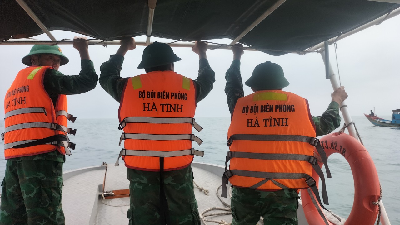 Đ&aacute;nh bắt hải sản, 2 vợ chồng mất t&iacute;ch tr&ecirc;n biển- Ảnh 1.