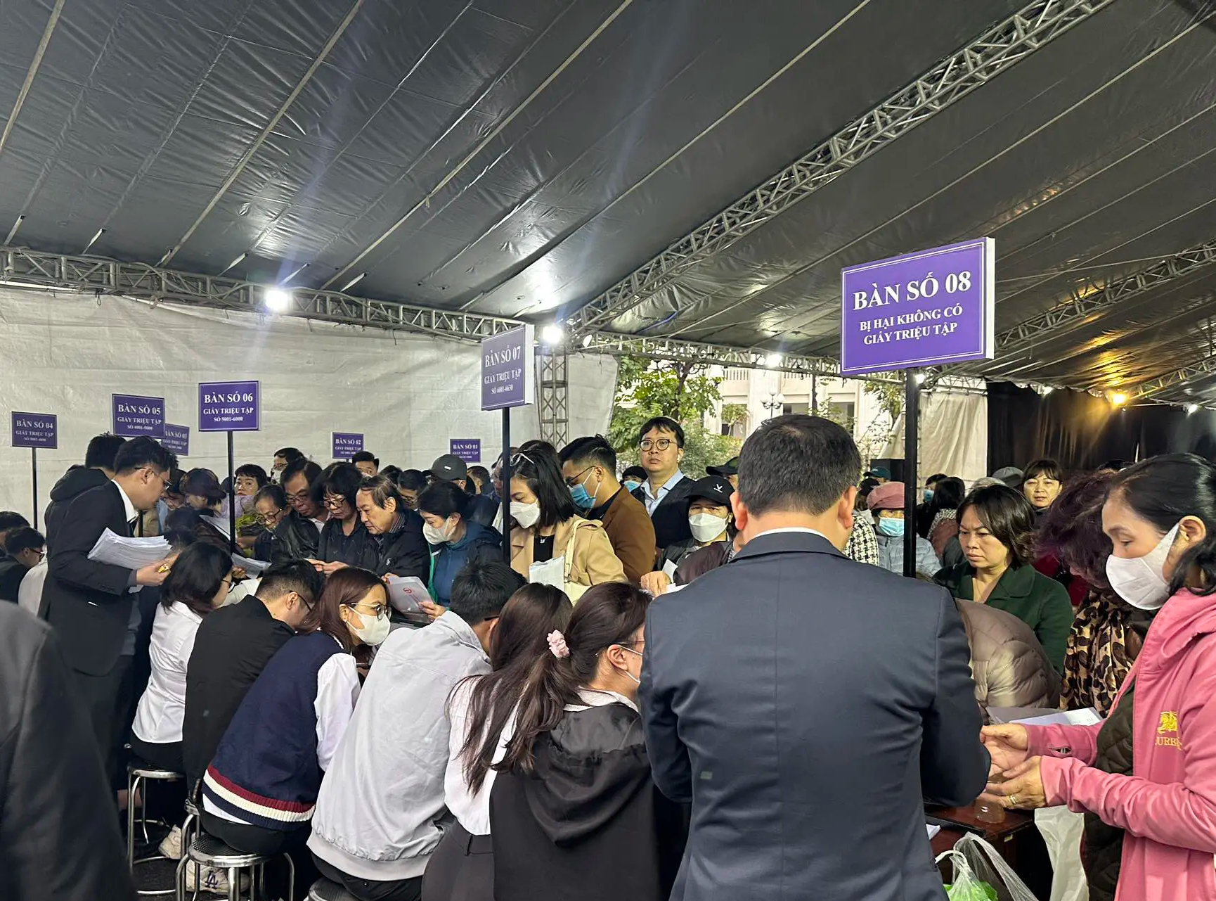 Nhiều bị hại xếp h&agrave;ng che &ocirc; tới t&ograve;a xử Chủ tịch T&acirc;n Ho&agrave;ng Minh Đỗ Anh Dũng v&agrave; đồng phạm- Ảnh 3.