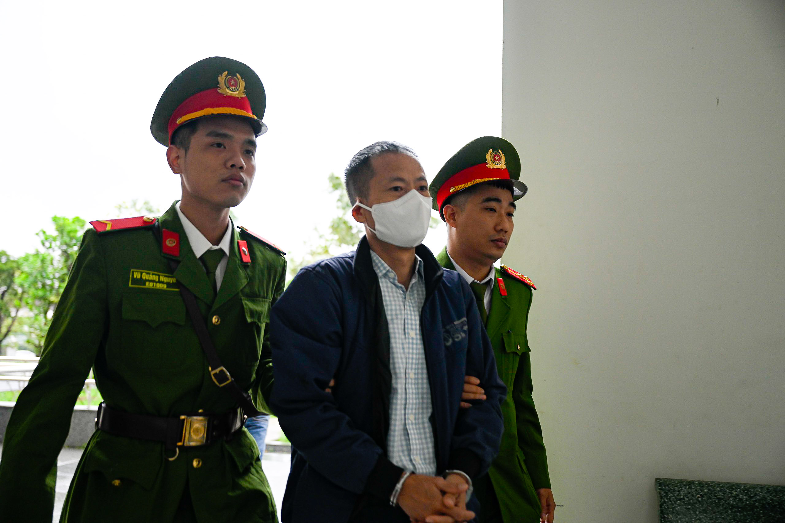 VIDEO: Dẫn giải Chủ tịch Tập đo&agrave;n T&acirc;n Ho&agrave;ng Minh Đỗ Anh Dũng tới t&ograve;a- Ảnh 6.