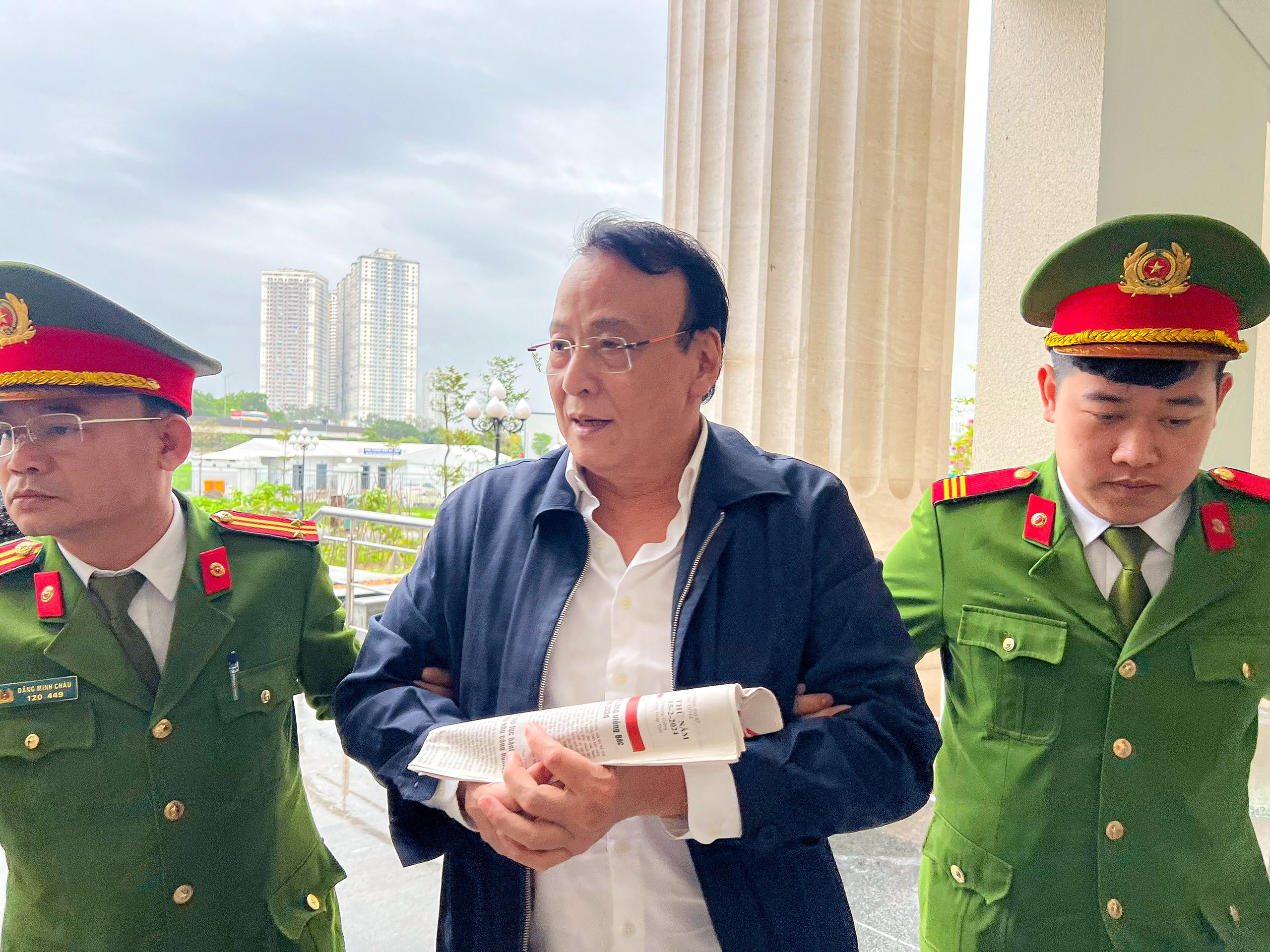 VIDEO: Dẫn giải Chủ tịch Tập đo&agrave;n T&acirc;n Ho&agrave;ng Minh Đỗ Anh Dũng tới t&ograve;a- Ảnh 3.