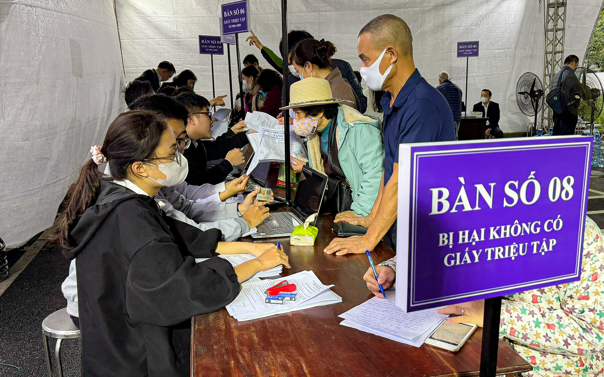 VIDEO: Dẫn giải Chủ tịch Tập đo&agrave;n T&acirc;n Ho&agrave;ng Minh Đỗ Anh Dũng tới t&ograve;a- Ảnh 7.