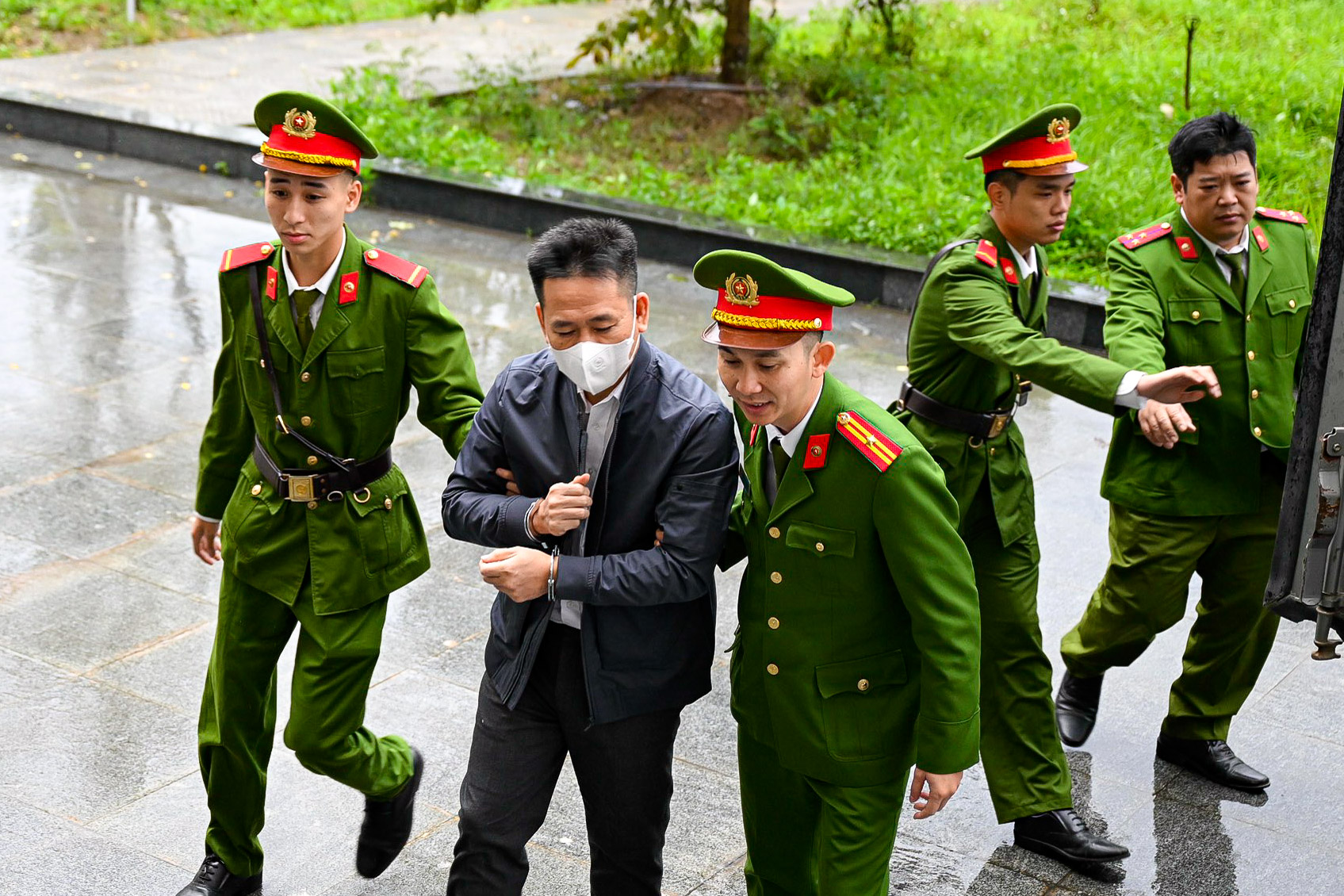 VIDEO: Dẫn giải Chủ tịch Tập đo&agrave;n T&acirc;n Ho&agrave;ng Minh Đỗ Anh Dũng tới t&ograve;a- Ảnh 4.