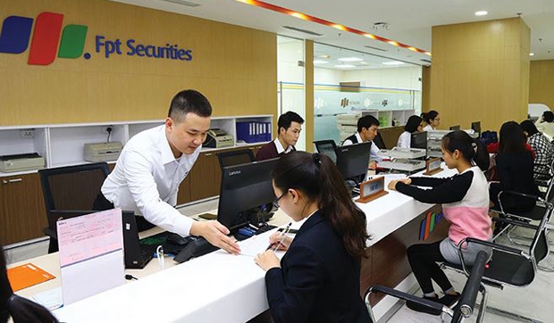 Một cổ phiếu chứng khoán lập đỉnh thời đại, cả gia đình cổ đông lớn đồng loạt chốt lời