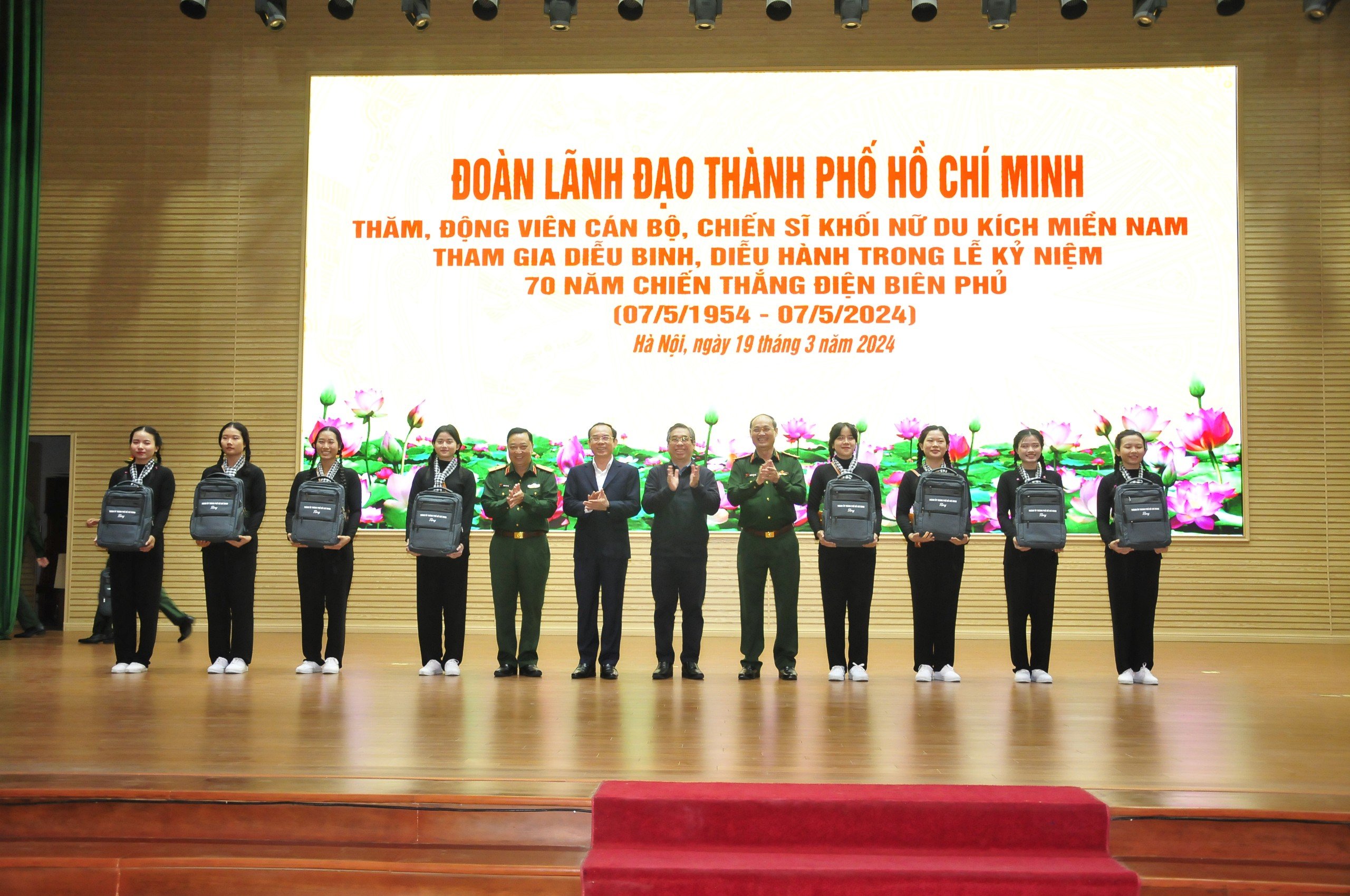 Đo&agrave;n l&atilde;nh đạo TP HCM thăm, động vi&ecirc;n c&aacute;n bộ, chiến sĩ Khối nữ du k&iacute;ch miền Nam- Ảnh 3.