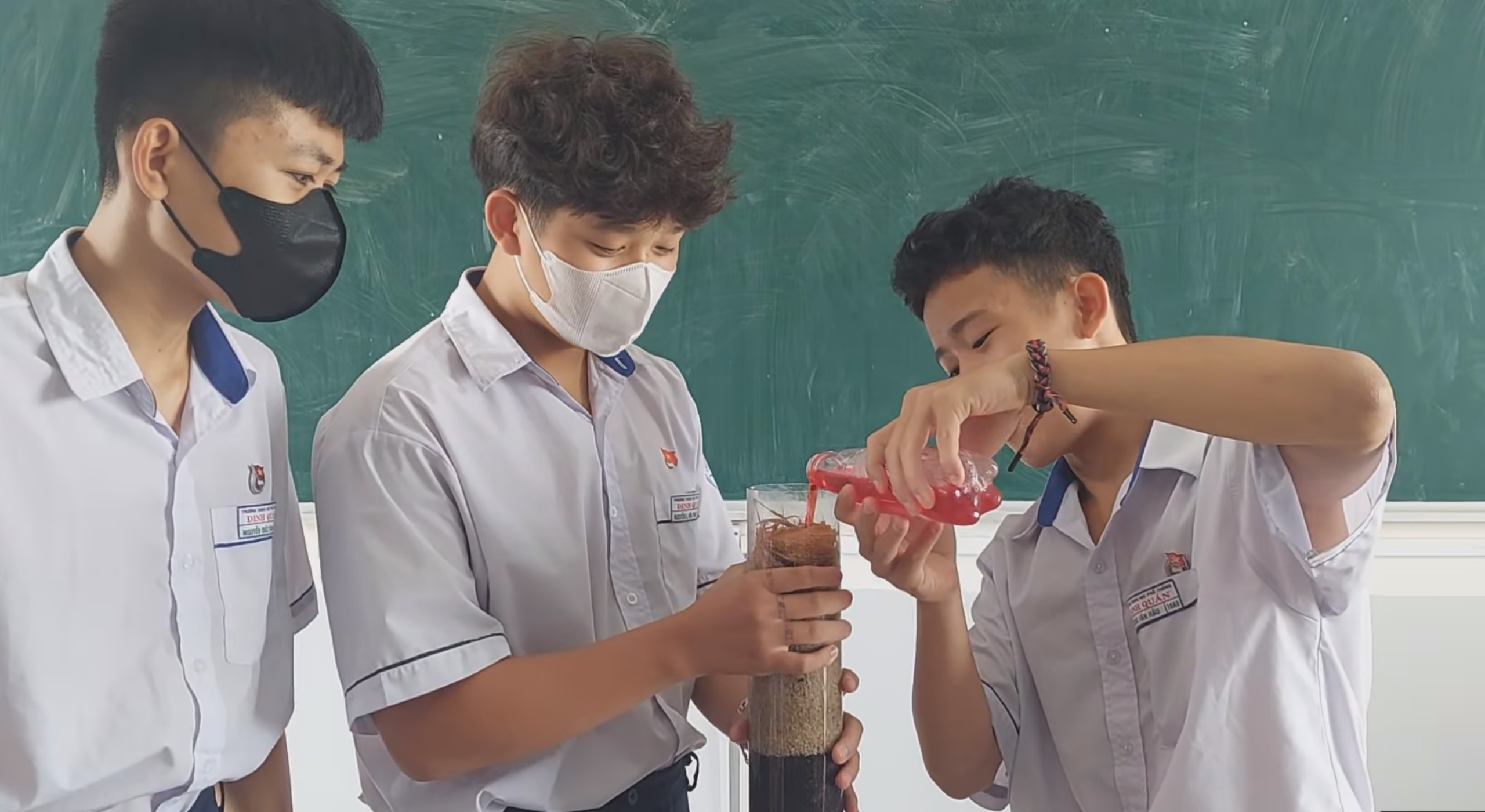 &ldquo;Biến nước ngọt Sting th&agrave;nh tinh khiết&rdquo;, nh&oacute;m học sinh bất ngờ nổi tiếng tr&ecirc;n mạng- Ảnh 1.