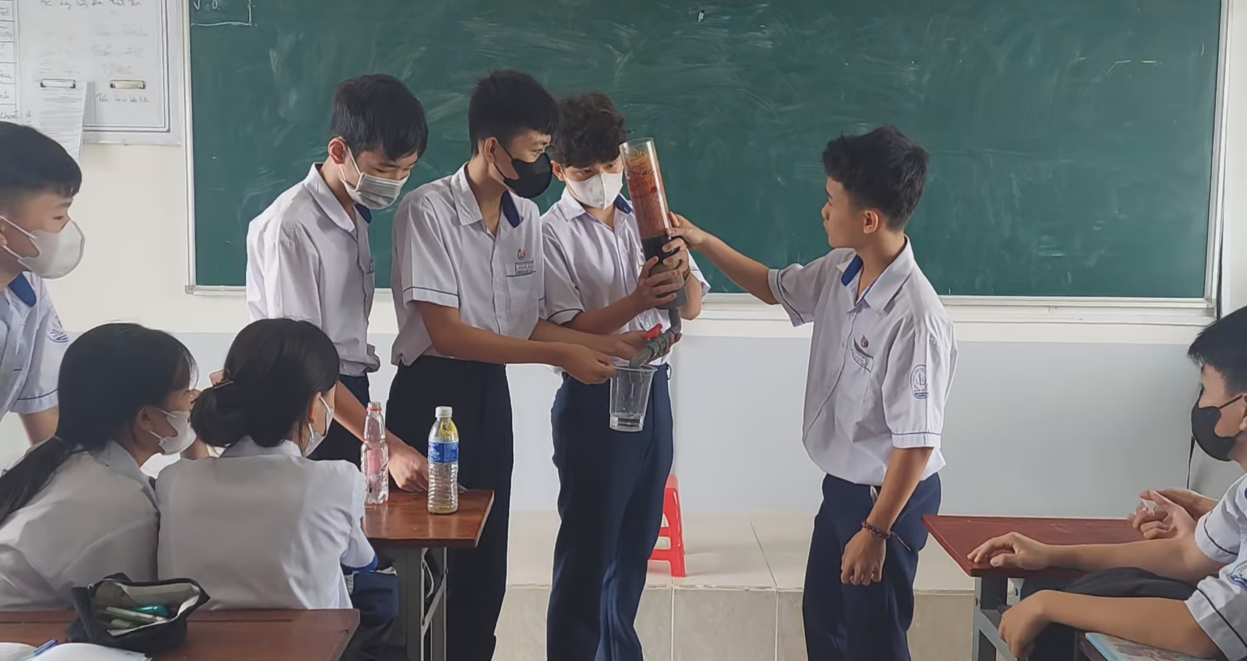 &ldquo;Biến nước ngọt Sting th&agrave;nh tinh khiết&rdquo;, nh&oacute;m học sinh bất ngờ nổi tiếng tr&ecirc;n mạng- Ảnh 2.