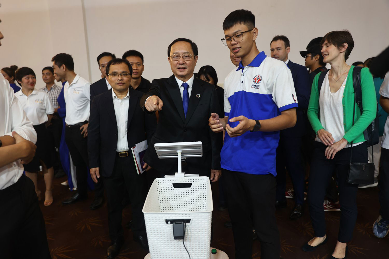 Bộ trưởng Bộ Khoa học v&agrave; C&ocirc;ng nghệ Huỳnh Th&agrave;nh Đạt theo d&otilde;i m&agrave;n tr&igrave;nh diễn mua h&agrave;ng v&agrave; thanh to&aacute;n tự động của xe đẩy th&ocirc;ng minh tại Ng&agrave;y hội Tr&iacute; tuệ nh&acirc;n tạo Việt Nam năm 2023