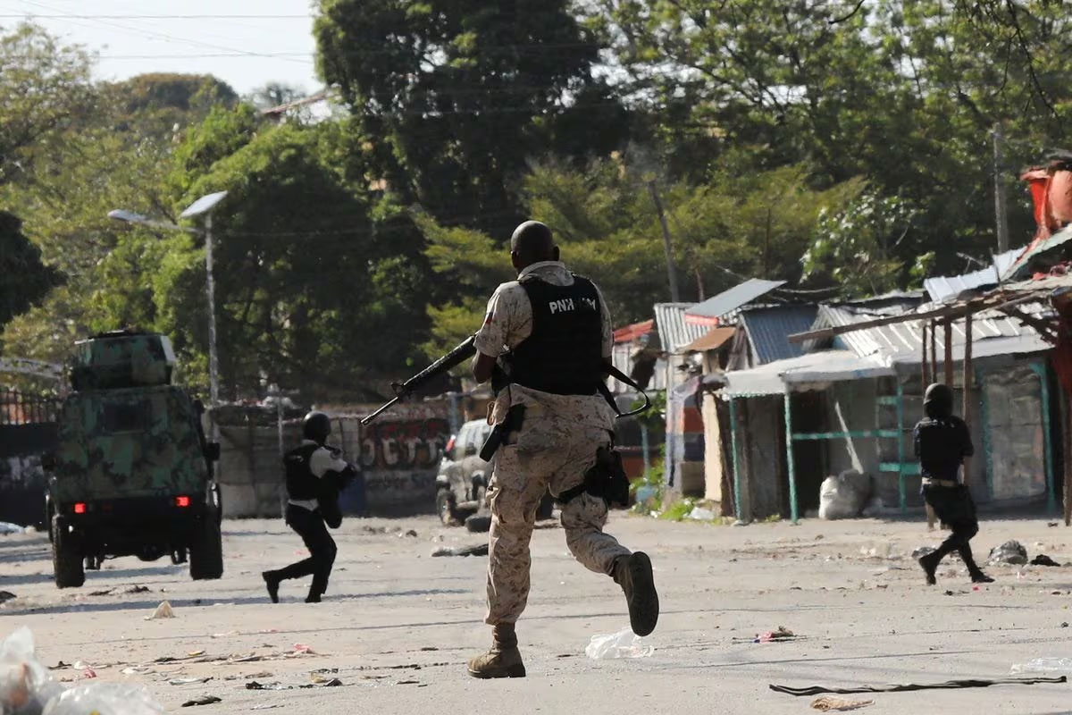 Cảnh s&aacute;t giao tranh với một băng đảng ở thủ đ&ocirc; Port-au-Prince - Haiti ng&agrave;y 1-3 Ảnh: REUTERS