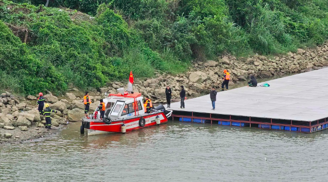 Lập hồ sơ xem x&eacute;t, xử l&yacute; vụ 4 mẹ con nghi nhảy cầu Đ&ocirc;ng Tr&ugrave;- Ảnh 1.
