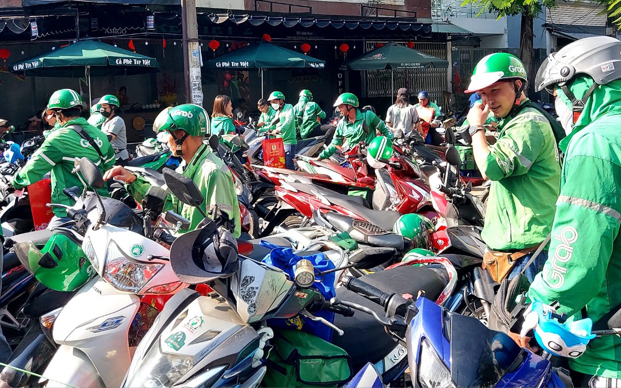 Cử nh&acirc;n cất bằng l&agrave;m c&ocirc;ng nh&acirc;n, chạy xe &ocirc;m c&ocirc;ng nghệ