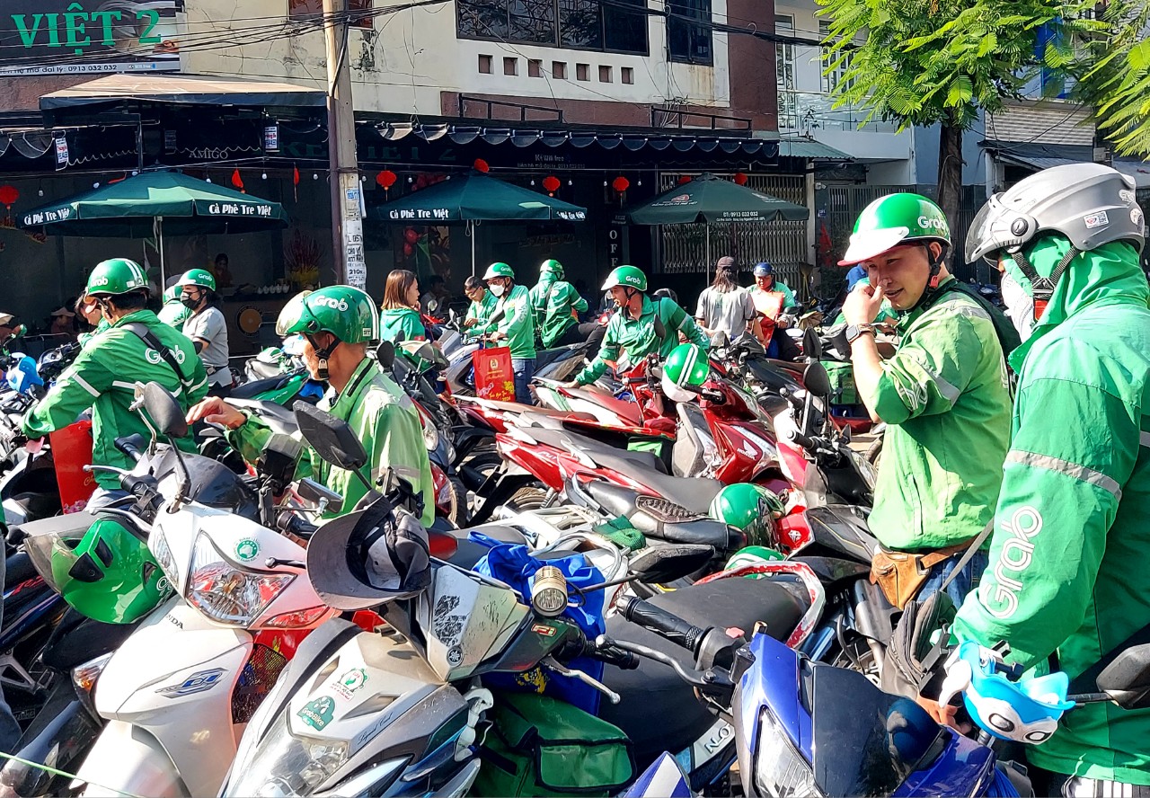 Cử nhân cất bằng làm công nhân, chạy xe ôm công nghệ- Ảnh 2.