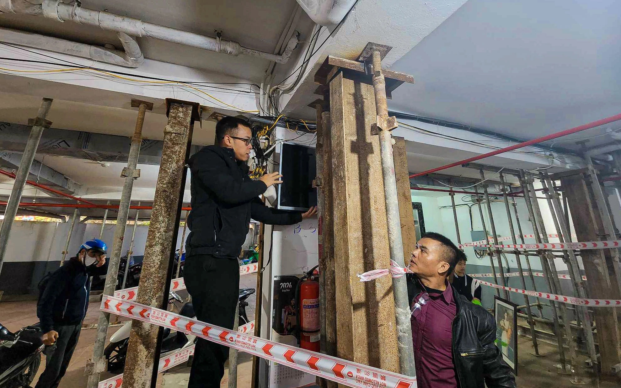 Truy tr&aacute;ch nhiệm vụ chung cư mini &ldquo;chống nạng&rdquo; khiến h&agrave;ng trăm người phải di dời- Ảnh 1.